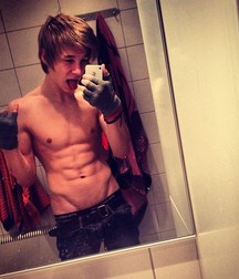 Selfies and mirror 58d4f48275851.jpg