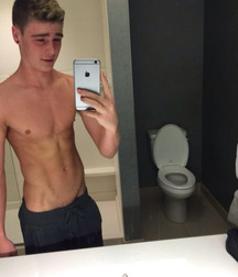 Selfies and mirror 58d4f49590502.jpg