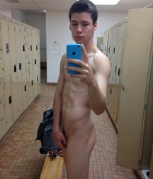 Selfies and mirror 58d4f4e2c54b8.jpg