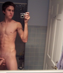 Selfies and mirror 58d4f4e5a6a9b.jpg