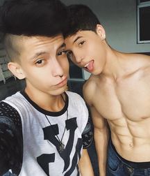 Shirtless boys from net 4 58e0eed240a68.jpg