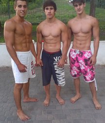 Friends shirtless 58f5e7f232076.jpg