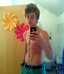 Selfies and mirror 58f7396472f5f.jpg