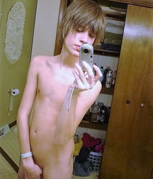 Selfies and mirror 58f739693036a.jpg