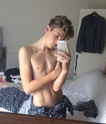 Selfies and mirro 590c4eef4275a.jpg
