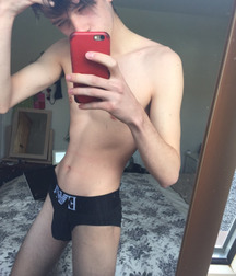 Selfies and mirro 590c4f42be1b2.jpg