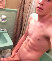 Selfies and mirro 590c4f781104e.jpg