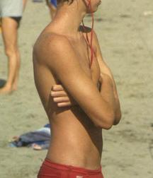 Red speedos 5a5d4f952b485.jpg