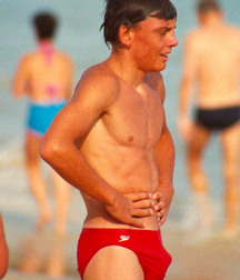 Red speedos 5a5d502da4136.jpg