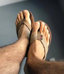 Bare feet 5d41990174658.jpeg
