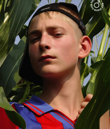 Twink in the field 58a8e47f85595.jpg