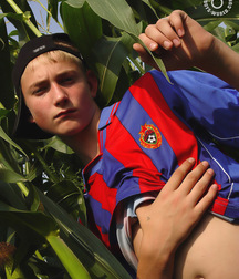 Twink in the field 58a8e482aa349.jpg