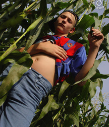Twink in the field 58a8e4850afe5.jpg
