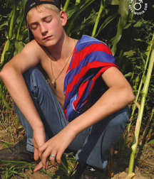 Twink in the field 58a8e48e877c2.jpg