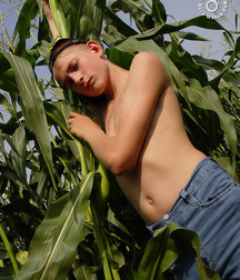 Twink in the field 58a8e49e101d9.jpg