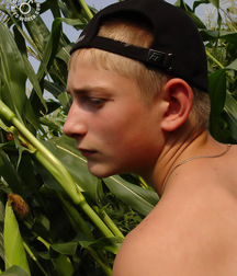Twink in the field 58a8e4ca03cb8.jpg