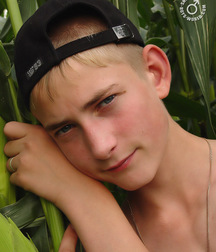 Twink in the field 58a8e51ebc2a9.jpg
