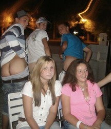 Lads mooning 59e6328db17a5.jpg