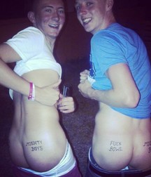Lads mooning 59e632d309c01.jpg