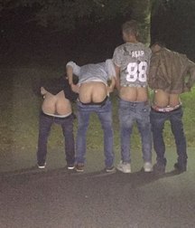 Lads mooning 59e632d919817.jpg