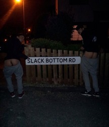 Lads mooning 59e632f1f021e.jpg