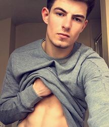 Selfie Boy 2 58b2ebc4336b9.jpg