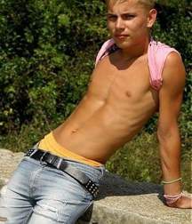 Hot Guys  59ca17f0edfdb.jpg