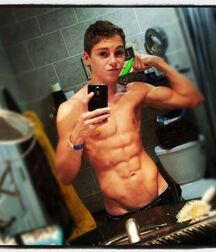 Brad Loves Selfies  5f8cc6fb836be.jpeg
