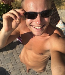 Brad Loves Selfies  5f8cc8673013f.jpeg