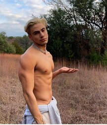 7 Hot Guys  60606410da65b.jpg