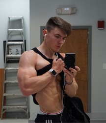 muscle men 5b8431f4ef8c2.jpg