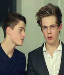 Kiss 58d75cbe775ba.gif