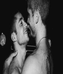 Kiss 58d75cc8c4004.gif