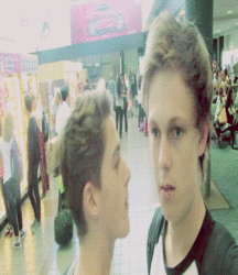 Kiss 58d75ceb13892.gif