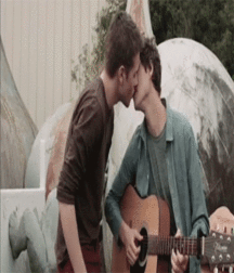 Kiss 58d75d1ad6d78.gif