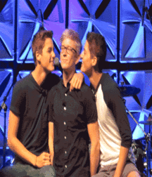 Kiss 58d75d1d75cb7.gif