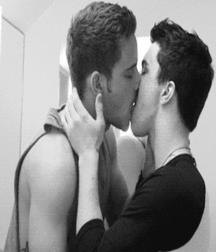 Kiss 58d75d4f765cc.gif