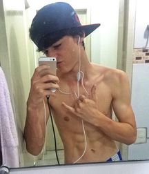 Young Surfer Boys from Pinterest (29) 58de35f3903a1.jpg