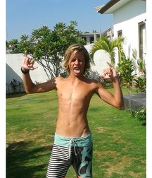 Young Surfer Boys from Pinterest (29) 58de3601ba6bf.jpg