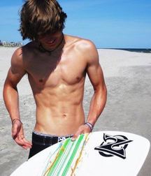 Young Surfer Boys from Pinterest (31) 58e1fb21a9ca1.jpg