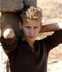 Kind boy at ruin 5b48ed6ecd479.jpg