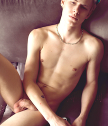 Dad, don't touch my pals ! 5c67243f8c90a.jpg