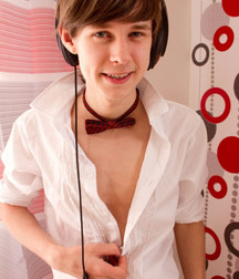 The bow tie is essential !!! 5c69d0d68c567.jpg