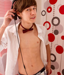 The bow tie is essential !!! 5c69d0dd148dd.jpg