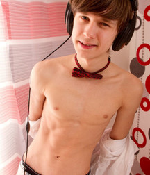 The bow tie is essential !!! 5c69d0e254584.jpg