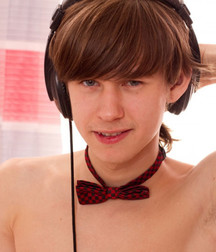 The bow tie is essential !!! 5c69d0ecd4420.jpg
