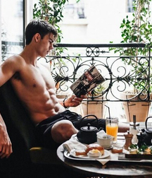 Let me read! 5dcc0137a0be7.jpg