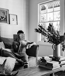Let me read ! 5dd68ae3a77ab.jpg