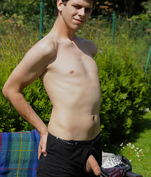 The garden at 18 pm. 5de7b36c54cef.jpg