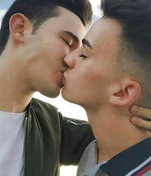 Kiss 59d9dddb126f4.jpg
